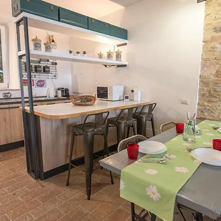 Stone Loft With Cozy Terrace Downtown Apartmán