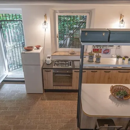 Stone Loft With Cozy Terrace Downtown Apartmán