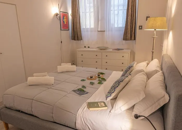 Stone Loft With Cozy Terrace Downtown شقة *