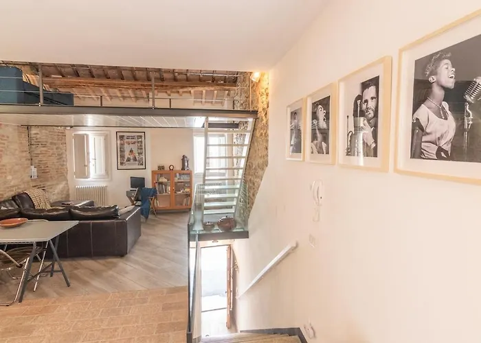 شقة Stone Loft With Cozy Terrace Downtown *