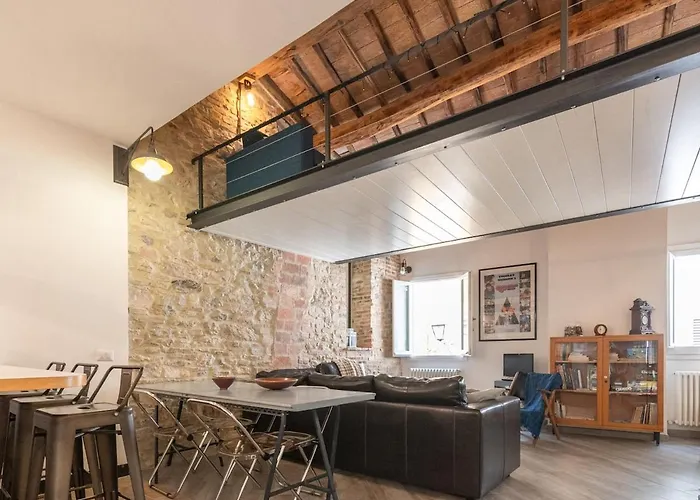 Stone Loft With Cozy Terrace Downtown شقة