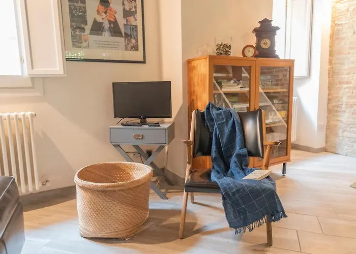 Stone Loft With Cozy Terrace Downtown شقة بيرودجا