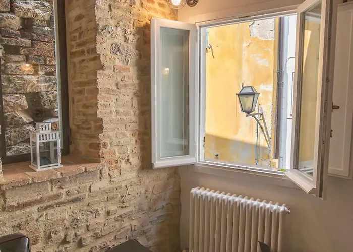 Stone Loft With Cozy Terrace Downtown شقة بيرودجا